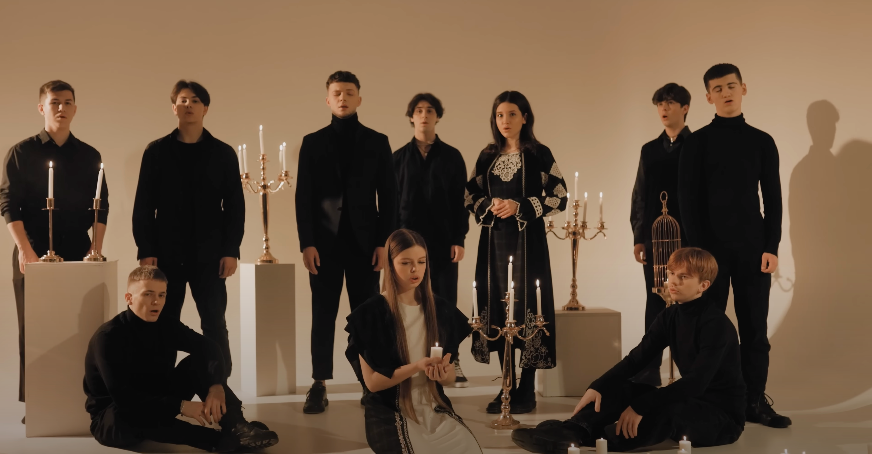 Лазановський, 7TEEN’S та Настя Марків вразили виконанням колядки "Сумний Святий Вечір" - фото 1