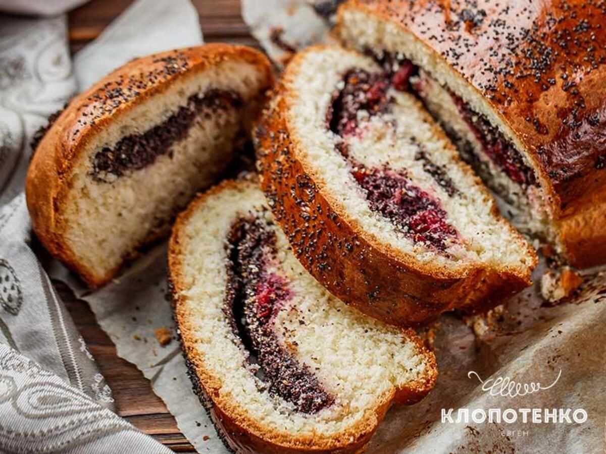 Клопотенко показав, як приготувати маковий рулет з вишнями: простий рецепт випічки