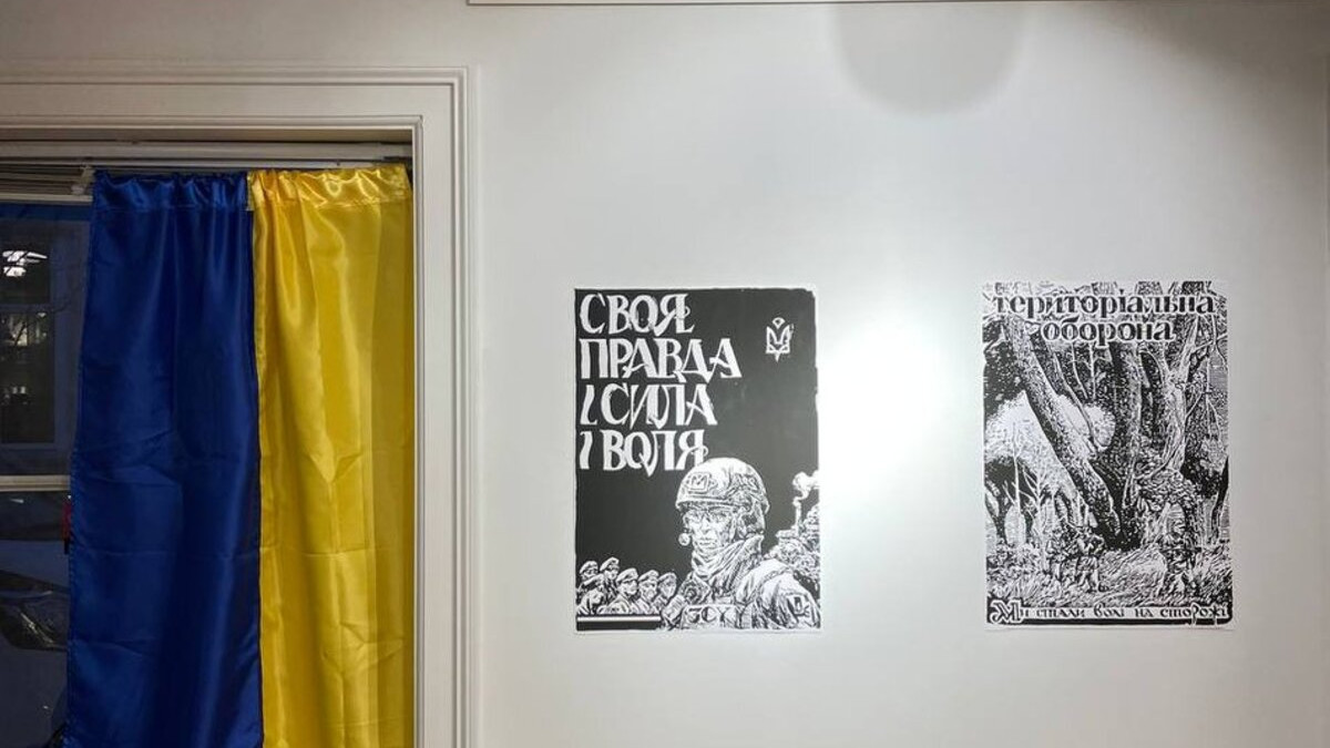 У столиці Ісландії відкрили виставку постерів українських митців про війну в Україні - фото 1