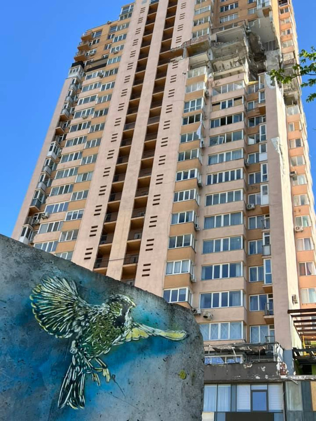 Вуличний митець з Франції створив декілька графіті на зруйнованих будівлях Київщини - фото 518208