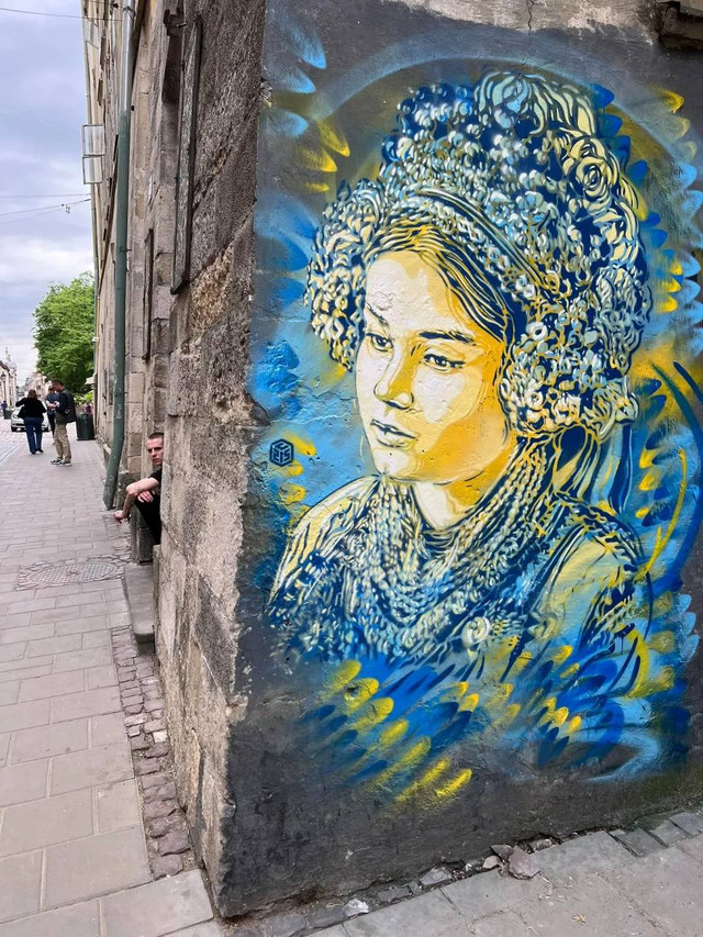 Вуличний митець з Франції створив декілька графіті на зруйнованих будівлях Київщини - фото 518209