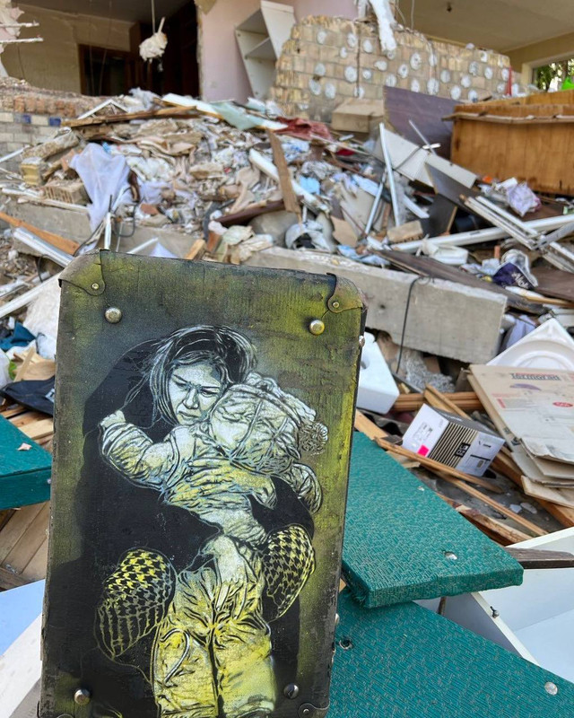 Вуличний митець з Франції створив декілька графіті на зруйнованих будівлях Київщини - фото 518210