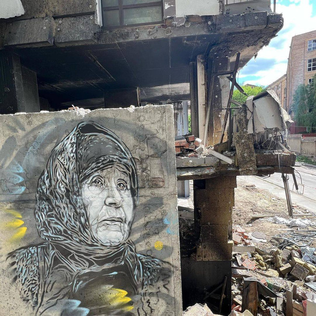 Вуличний митець з Франції створив декілька графіті на зруйнованих будівлях Київщини - фото 518211