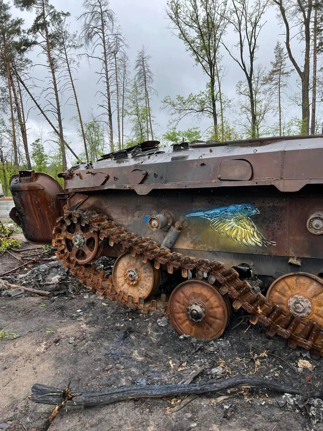 Вуличний митець з Франції створив декілька графіті на зруйнованих будівлях Київщини - фото 518212