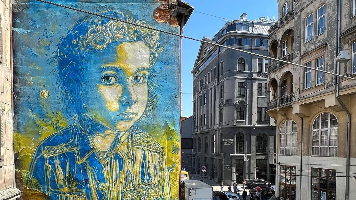 Вуличний митець з Франції створив декілька графіті на зруйнованих будівлях Київщини - фото 1
