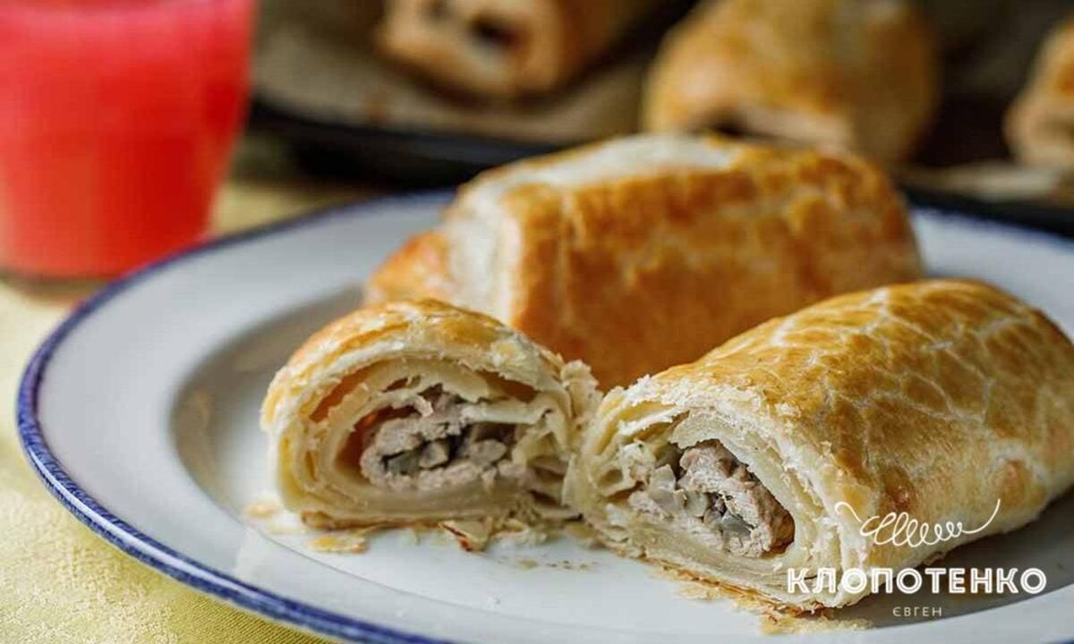 Клопотенко показав, як приготувати крученики з грибами у тісті: авторський рецепт