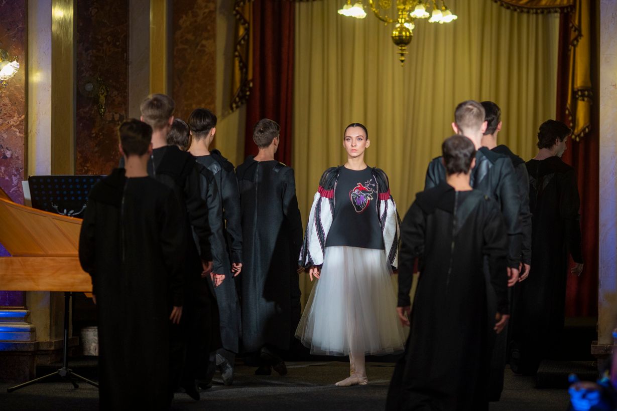 Вишиванка-Couture і балерини-моделі – Караванська перетворила дефіле на перформанс (ФОТО)