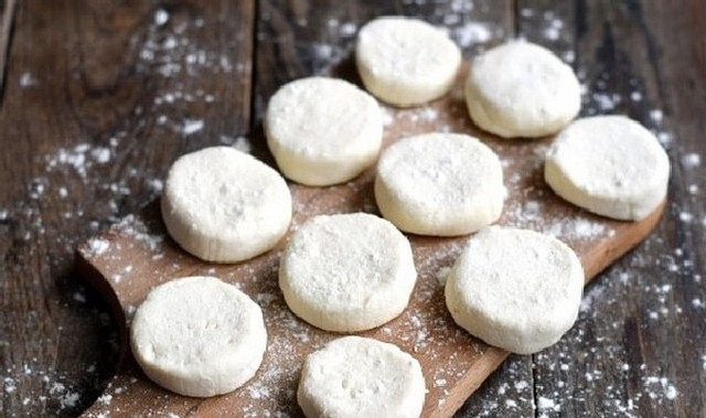 Солоні сирники: простий та швидкий рецепт - фото 518488