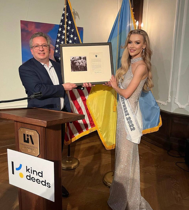 Вікторія Апанасенко вторгувала 10 тисяч доларів на аукціоні, продавши крила від свого костюма на 'Міс Всесвіт' - фото 518854