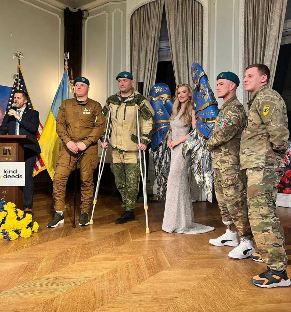 Протез за крила – українка продала частину свого костюма на благодійність