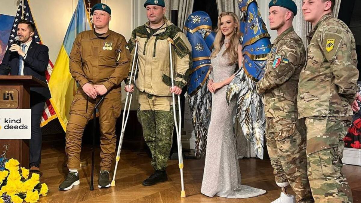 Протез за крила – українка продала частину свого костюма на благодійність - фото 1