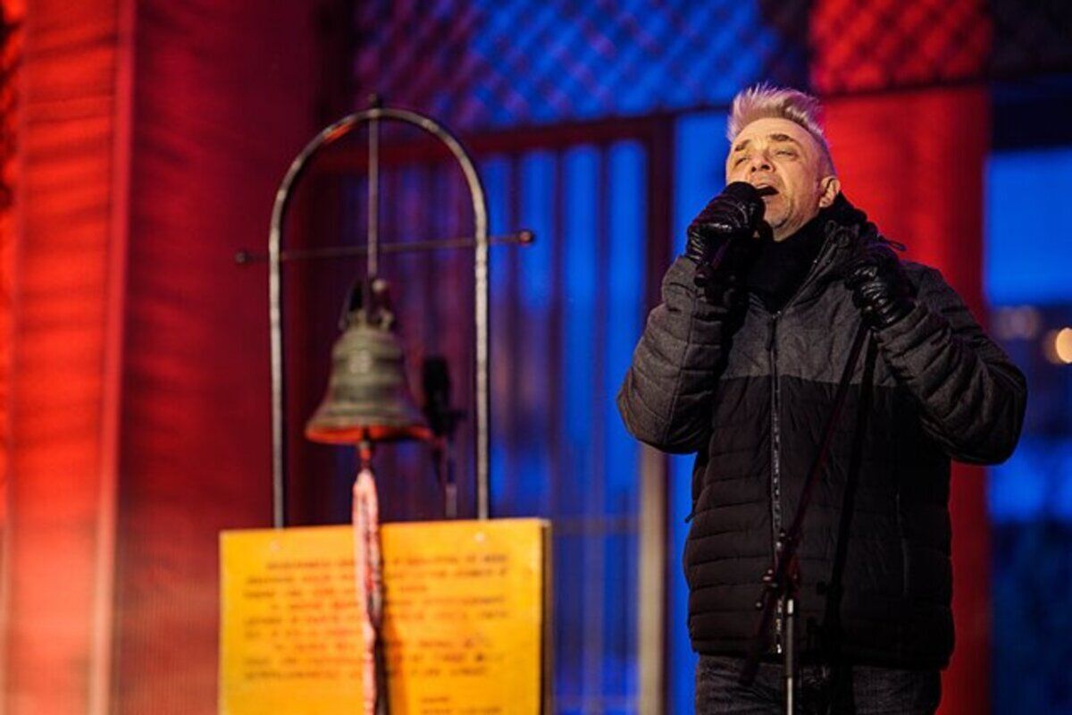 Дивіться, як відомий рок-музикант Андрюс Момантовас виконав хіт Laužo šviesa українською