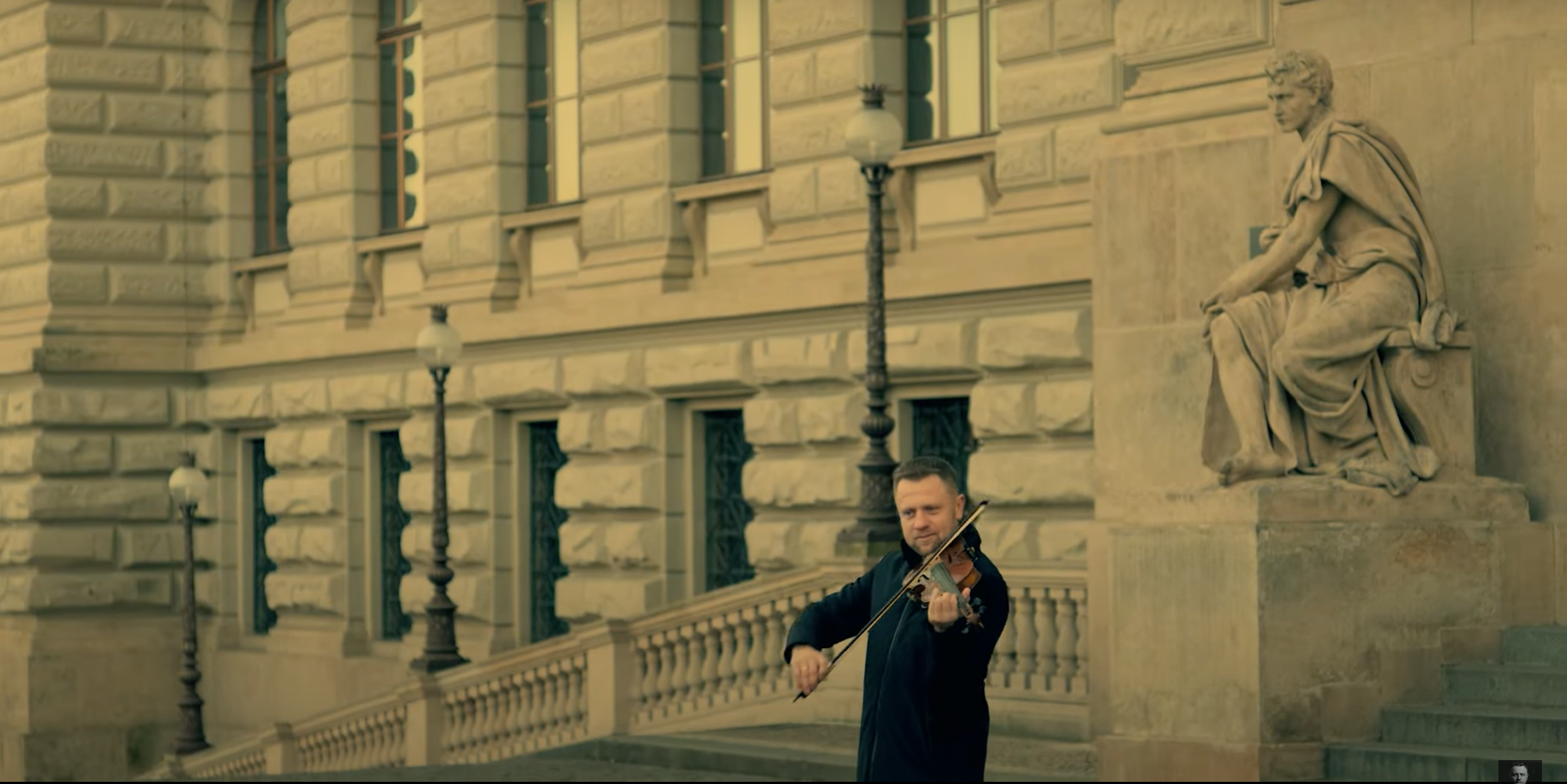 Співак Олег Фідельський презентував пісню "Завжди" про почуття, яке не лякає відстань