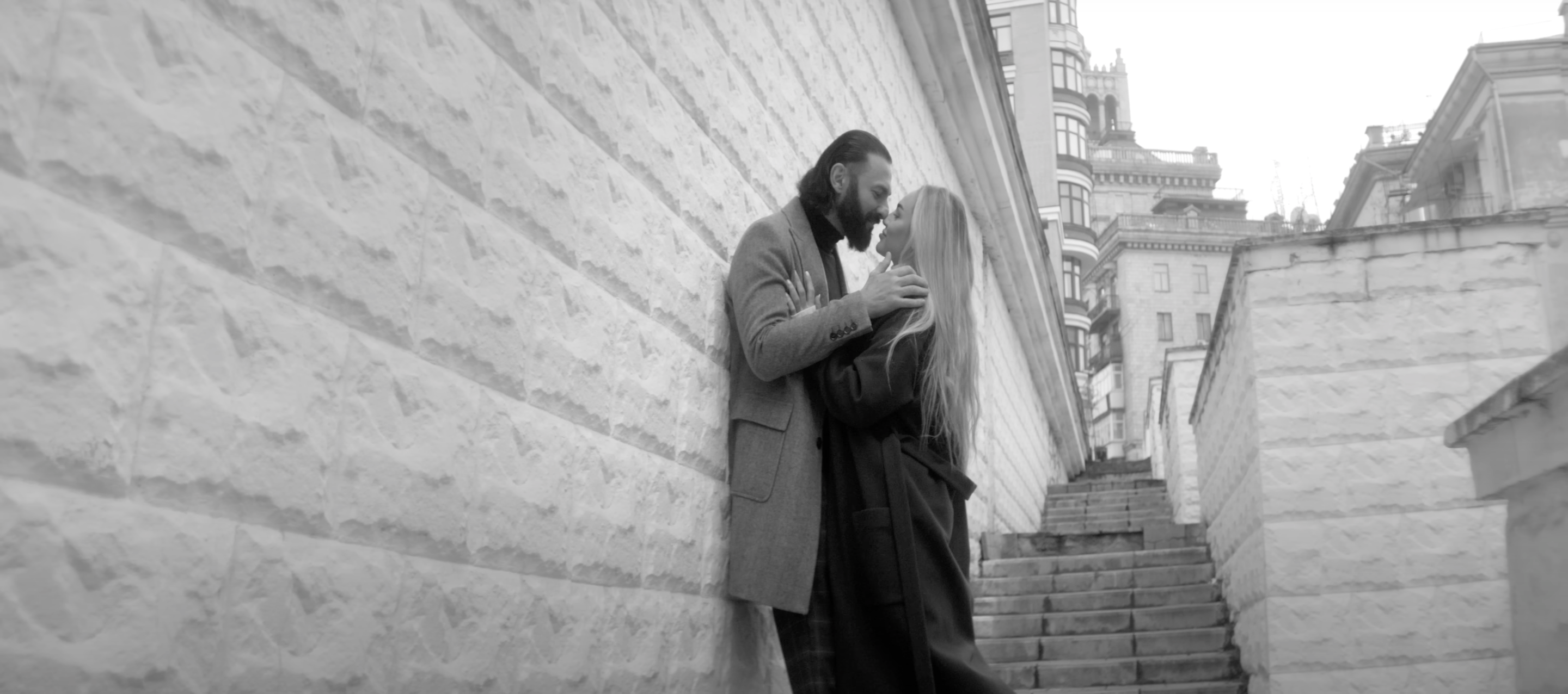 Співак KISHE випустив кліп на пісню про шалене кохання "Ми злетіли"