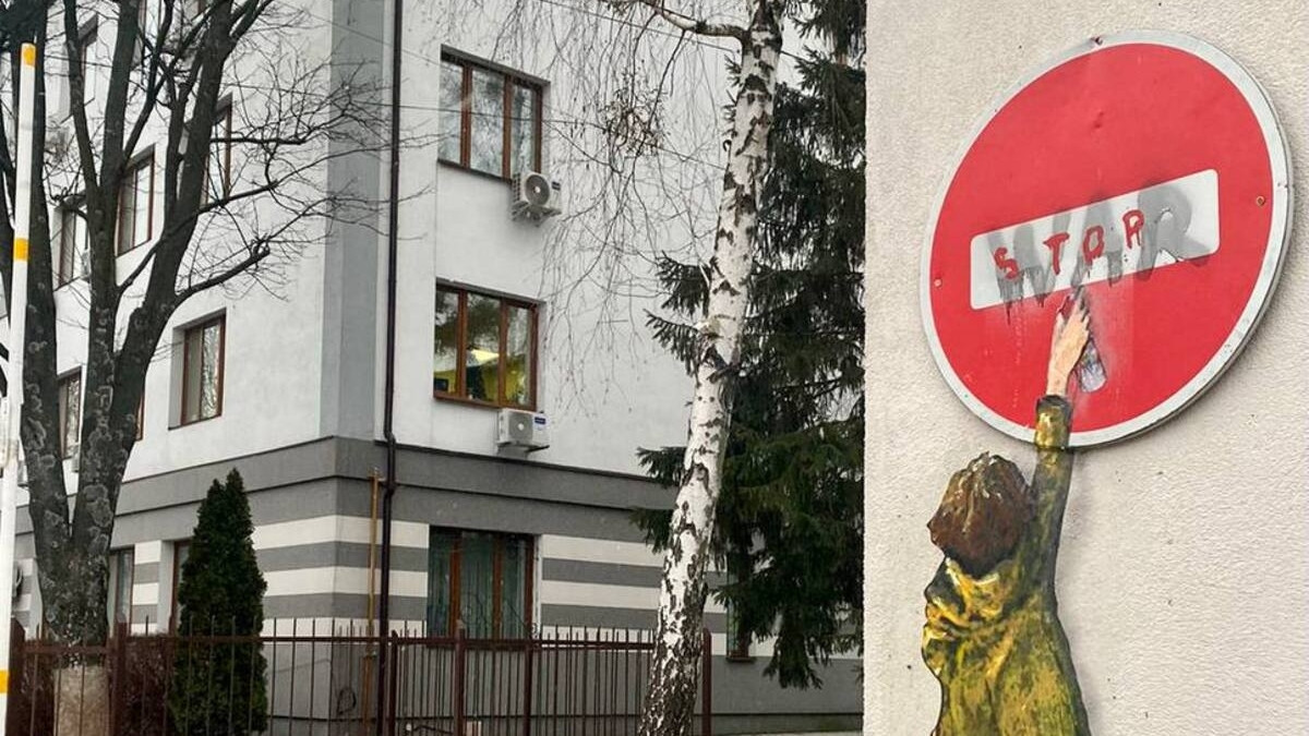 На Київщині з'явилися графіті італійського митця TVBOY, якими він закликає зупинити війну - фото 1