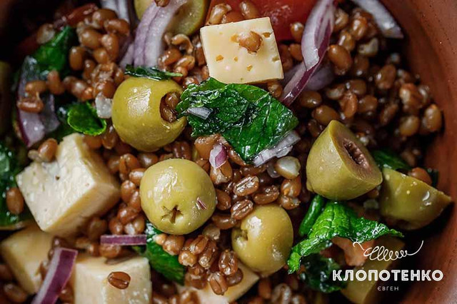 Салат з пшеницею та сиром – Клопотенко показав унікальний рецепт - фото 519127