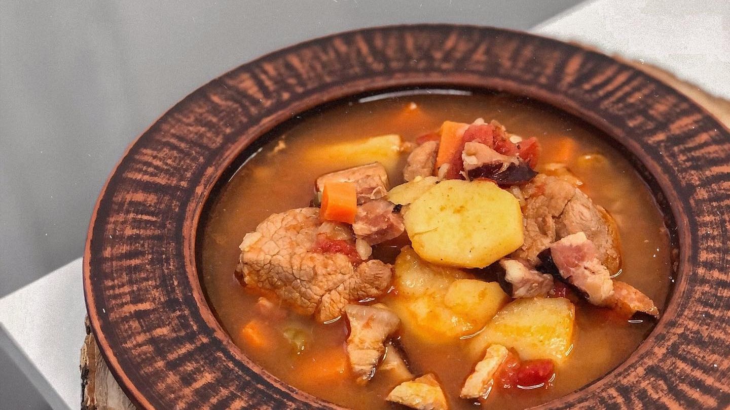 Володимир Ярославський показав, як приготувати бограч: рецепт із Закарпаття