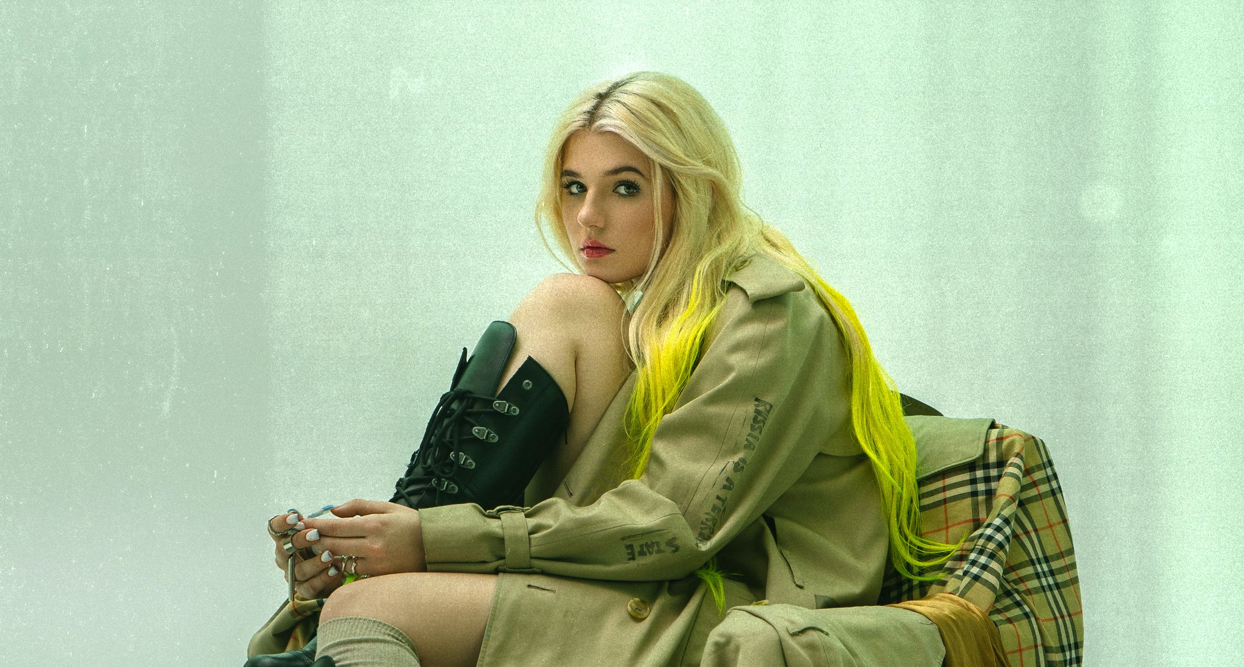 Уляна Ройс записала нову пісню "Кармекс" про реалії українців