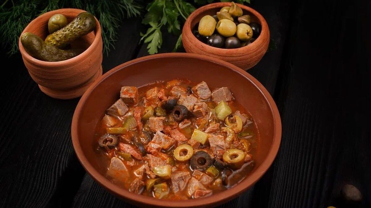 Клопотенко показав рецепт, як приготувати ситну солянку за 8 кроків