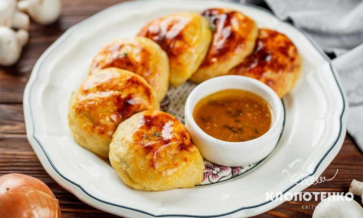 Картопляники з грибами – традиційний український рецепт у духовці від Клопотенка