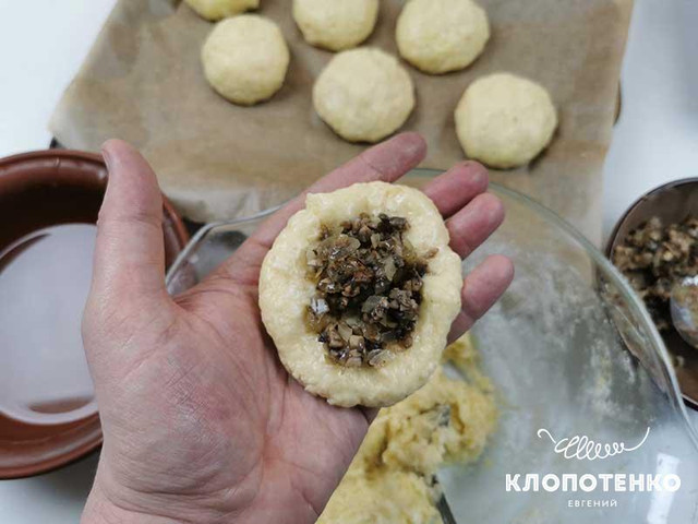 Картопляники з грибами – традиційний український рецепт у духовці від Клопотенка - фото 519374