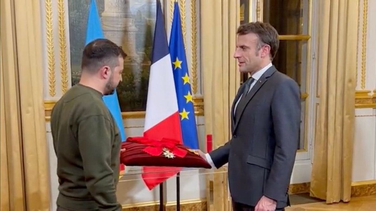 За мужність та самовідданість – Макрон нагородив Зеленського орденом Почесного легіону