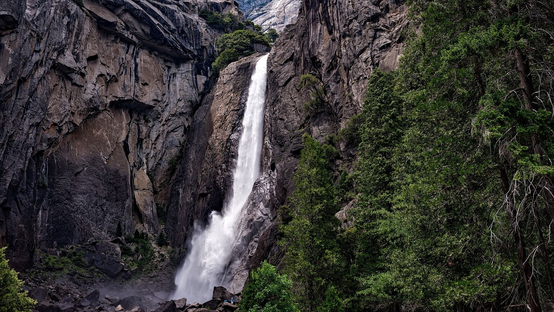 У мережі показали неймовірне фото 100-метрового водоспаду, який замерз у Криму