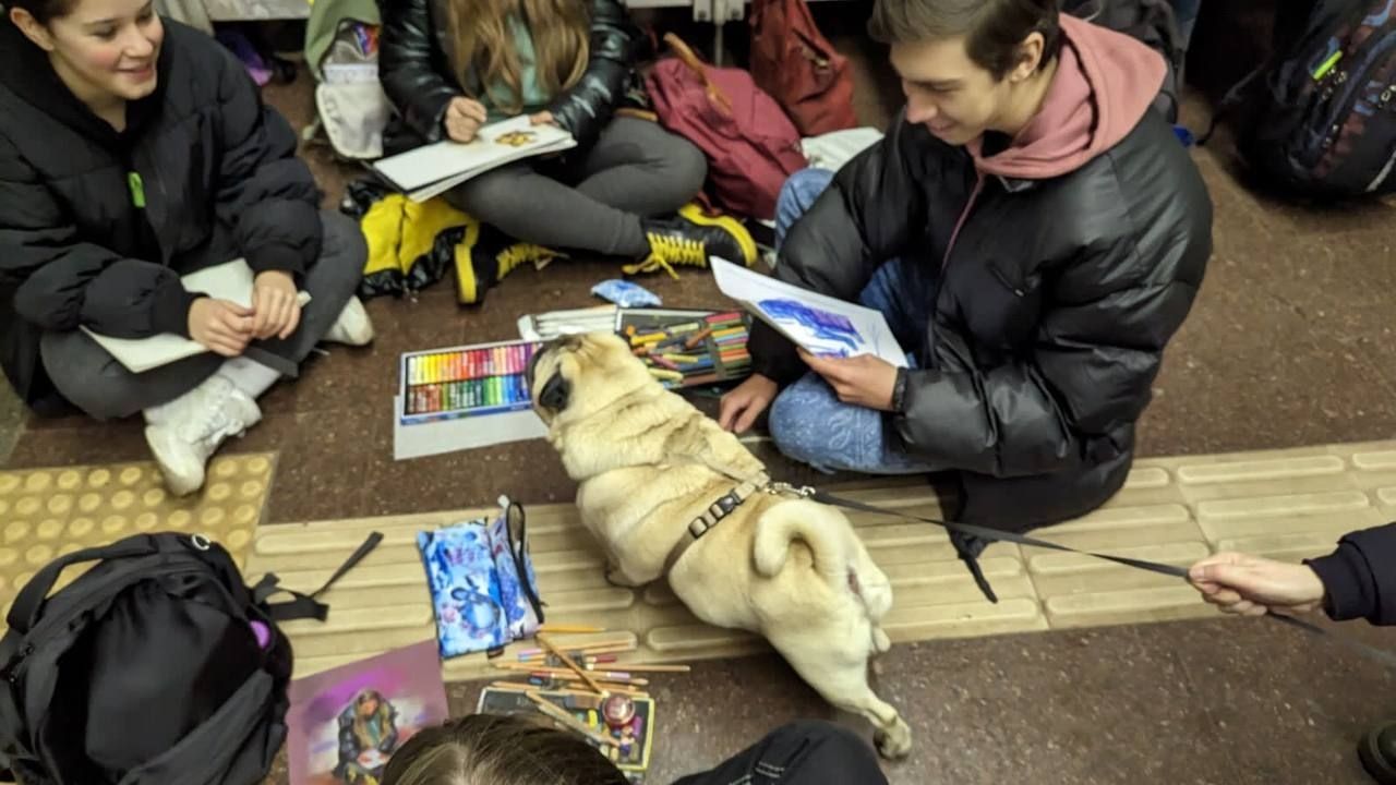 У мережі показали фото, як навчаються київські студенти у метро під час повітряної тривоги