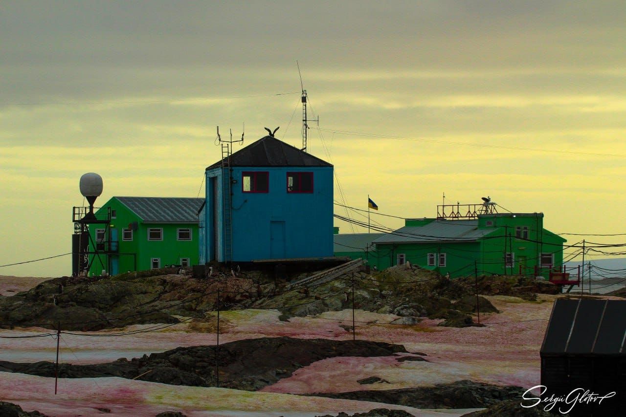 "Академік Вернадський" показав неймовірні фото станції в Антарктиці серед рожевого снігу