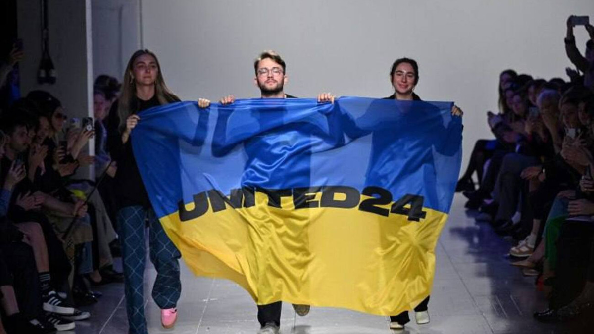 Українські дизайнери вийшли на подіум з жовто-блакитним прапором на Тижні мод у Лондоні - фото 1