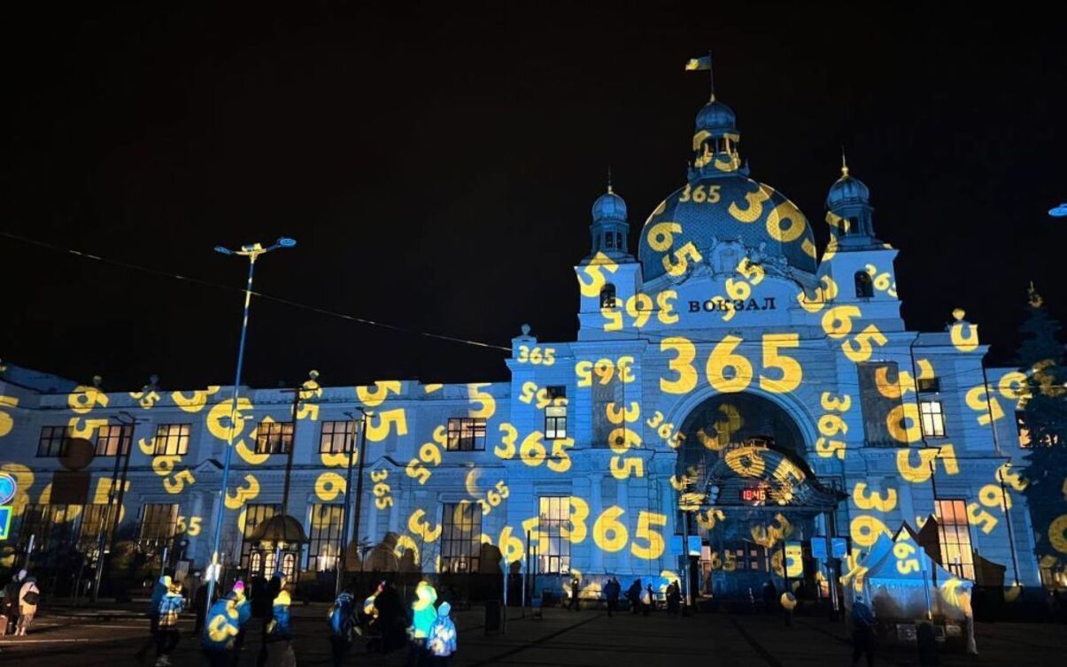 Швейцарський митець підсвічує будівлі в Україні, аби вшанувати пам'ять жертв війни