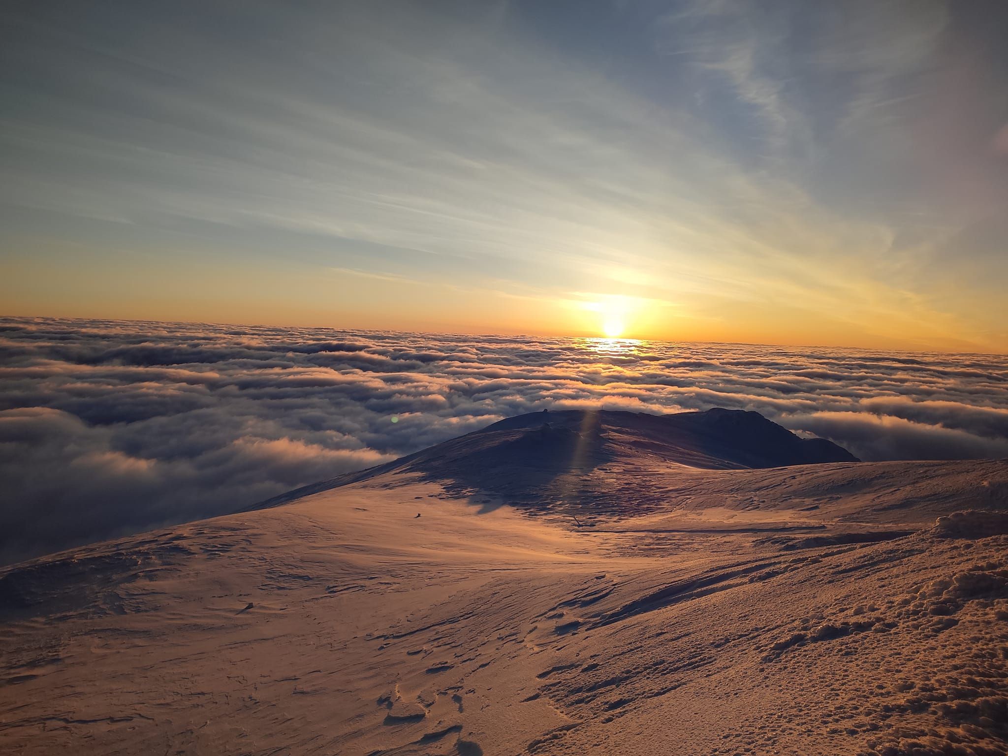 Неймовірний ранок на горі Піп Іван зафіксували у Карпатах