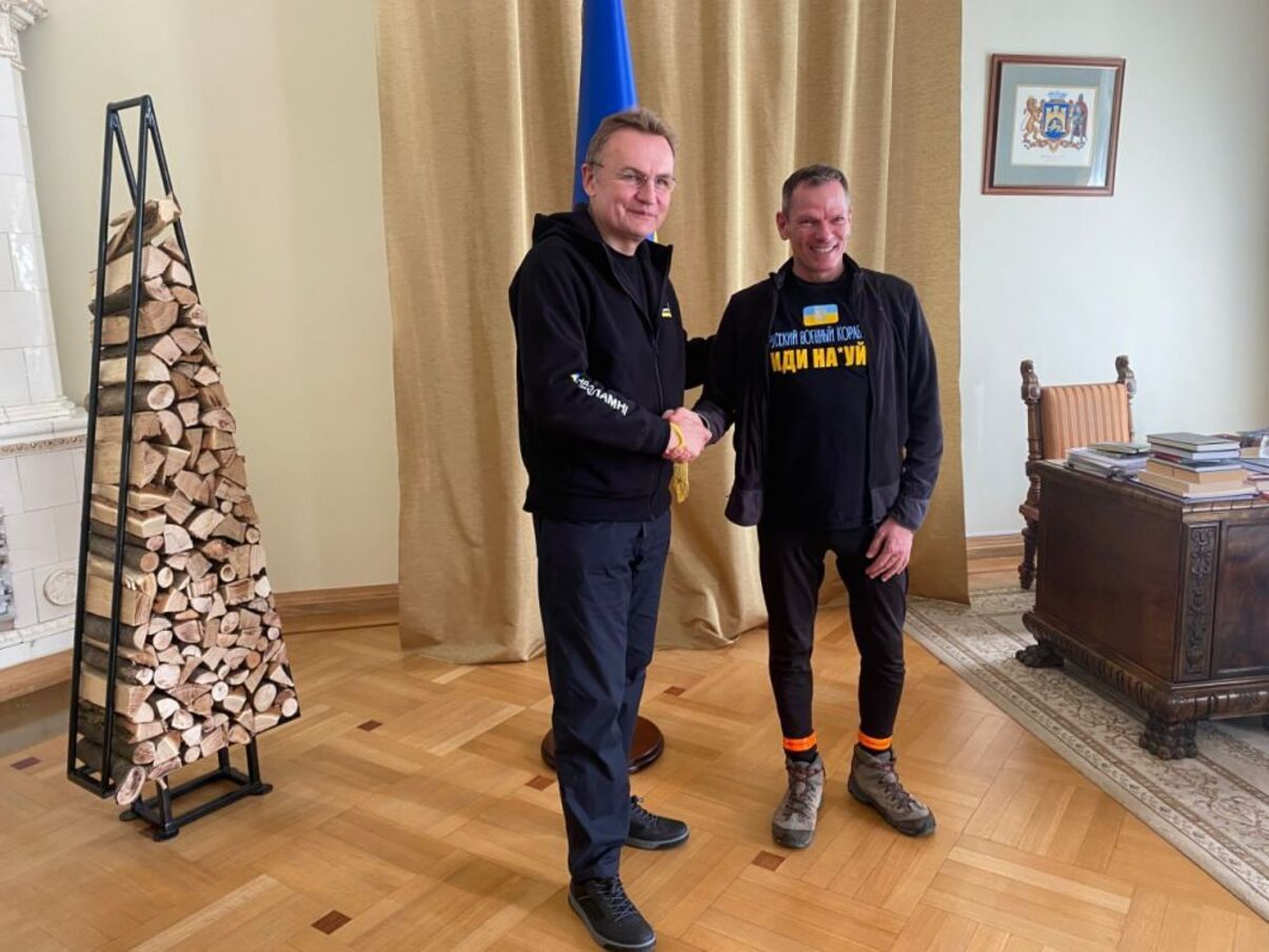 Світло для України – поляк на велосипеді привіз ліхтарики для школярів