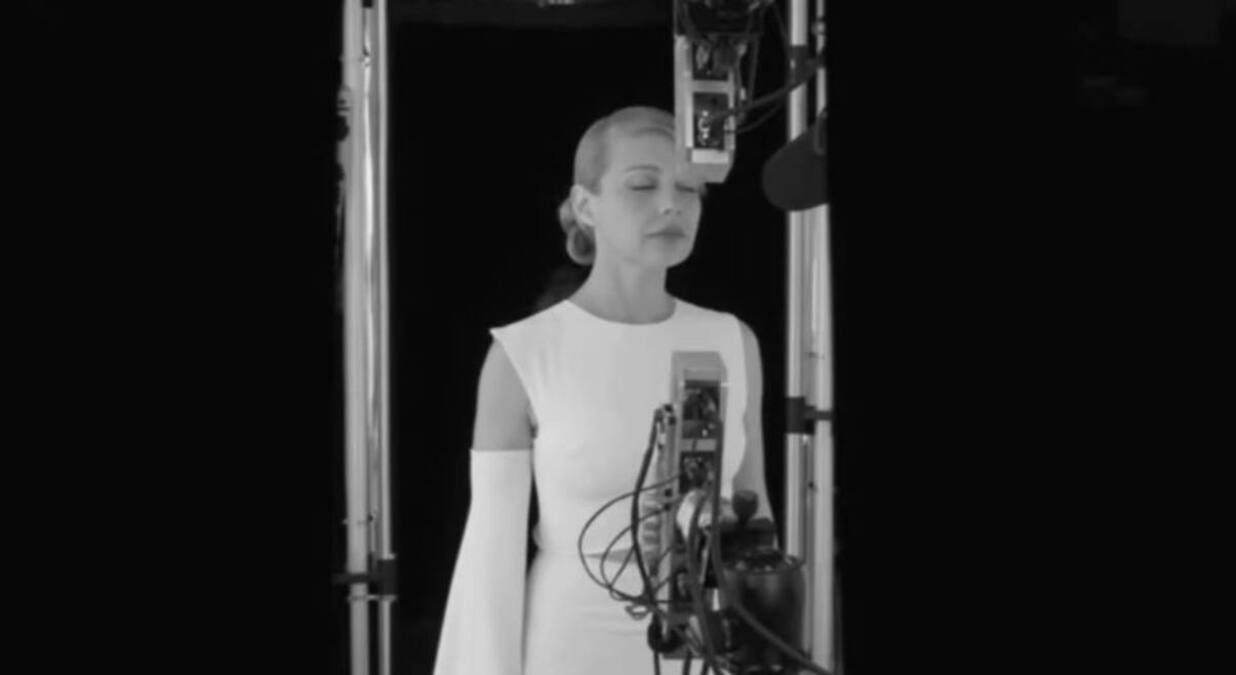 Тіна Кароль у діджитал-сукні з "листами любові" – дивіться відео, зняте на 2 тисячі камер