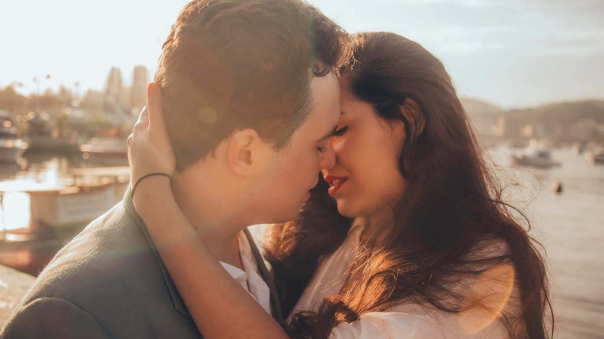 Відстань коханню не перепона – створили пристрій, який дозволяє цілуватися на дистанції - фото 1
