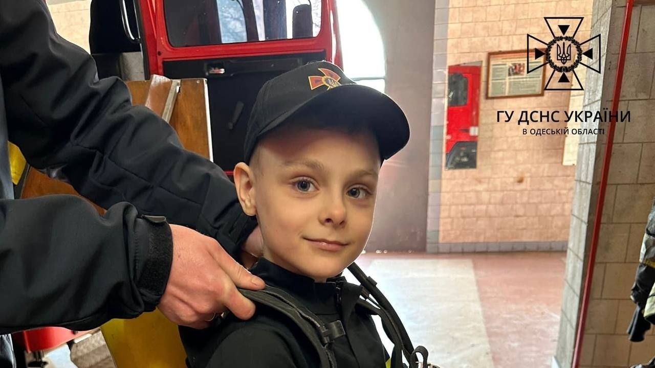 Одеські рятувальники здійснили мрію 7-річного українця, який хоче стати вогнеборцем