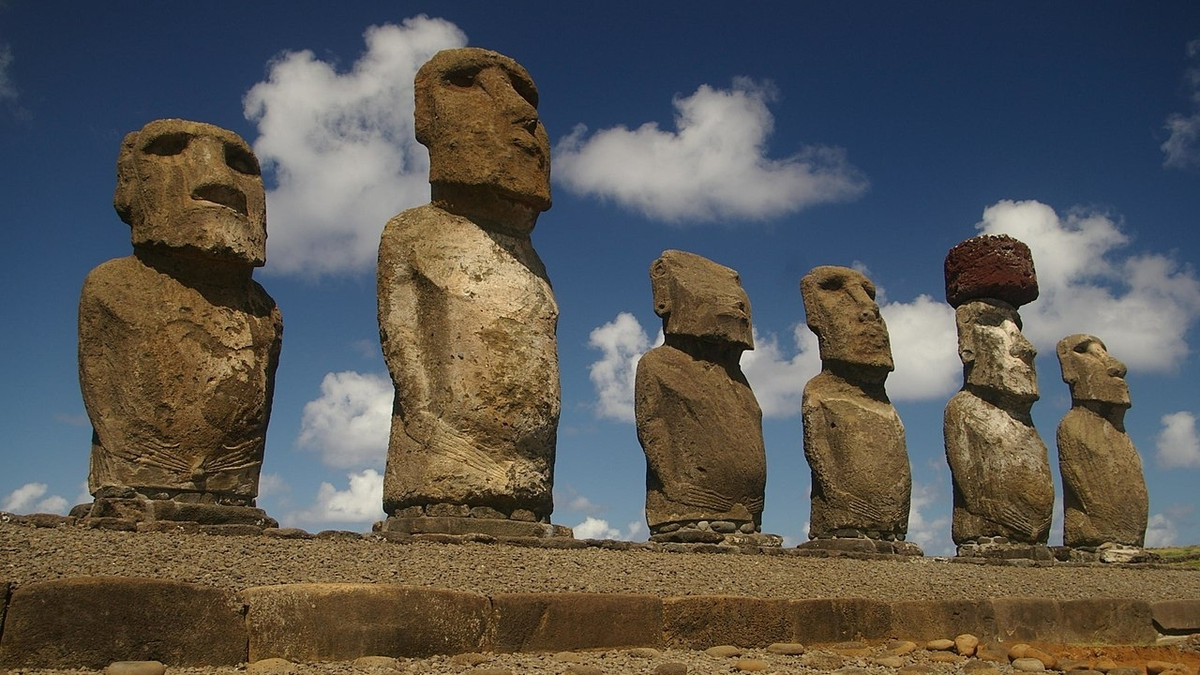 На острові Пасхи виявили нового камʼяного ідола моаї - фото 1