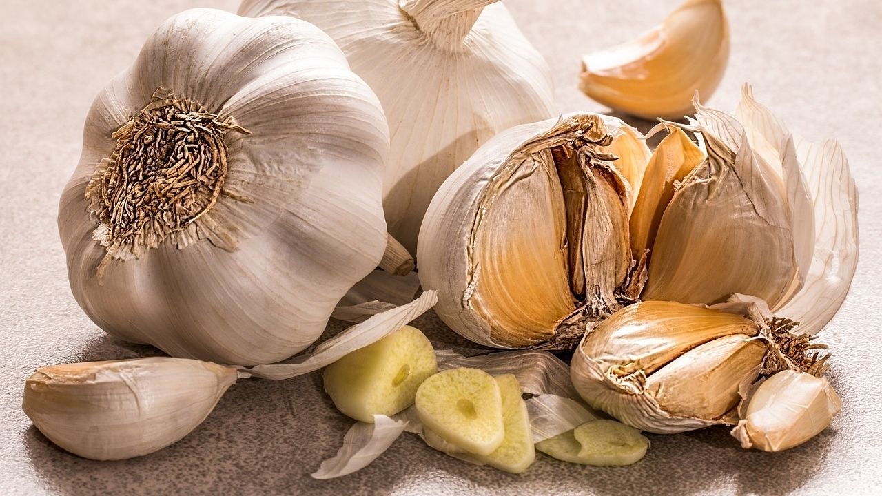 Експерти розповіли, чи допомагає часник при вірусних інфекціях