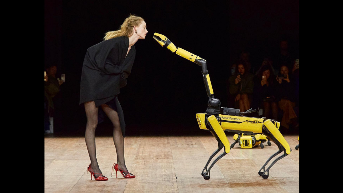 На Паризькому тижні моди робот роздягнув модель – відео перформансу - фото 1