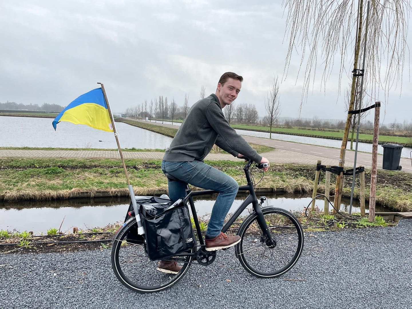 Студент з Нідерландів проїхав на велосипеді 365 км, щоб зібрати гроші для українців