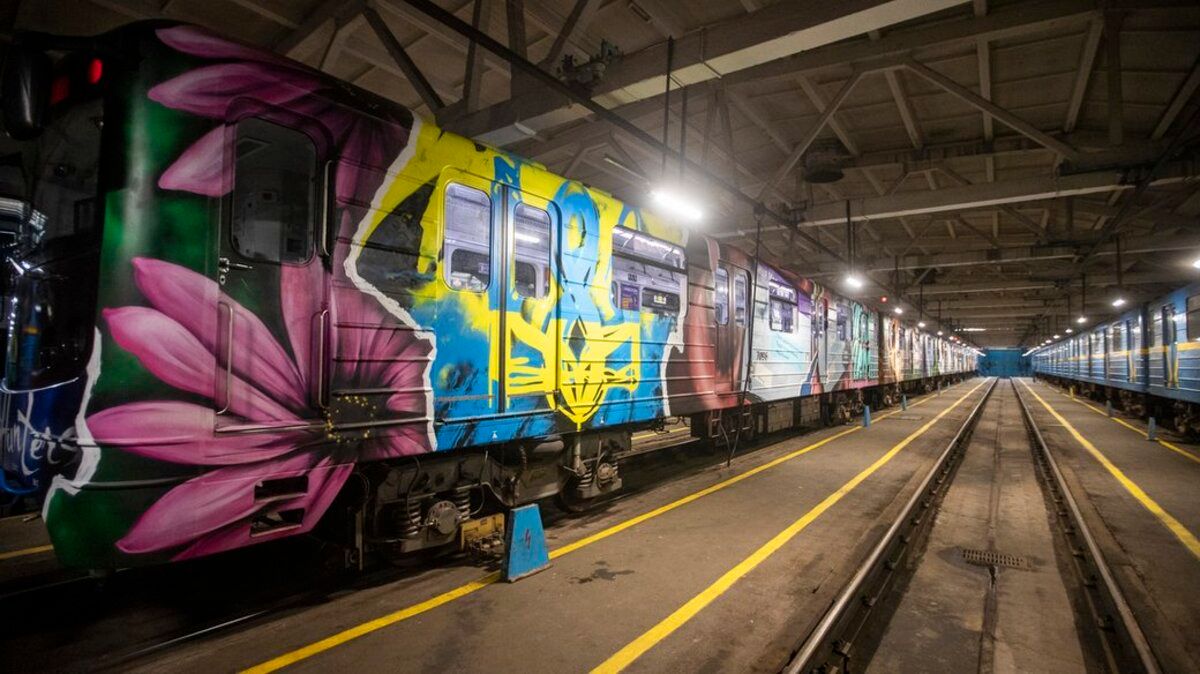 У київському метро показали фото нового артпотяга, який нещодавно запустили