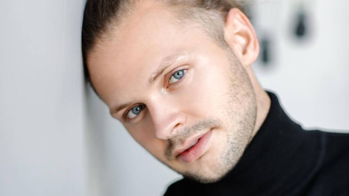 Хіпі-стиль та віра в майбутнє в новому треці від CHEEV – "Печаль"