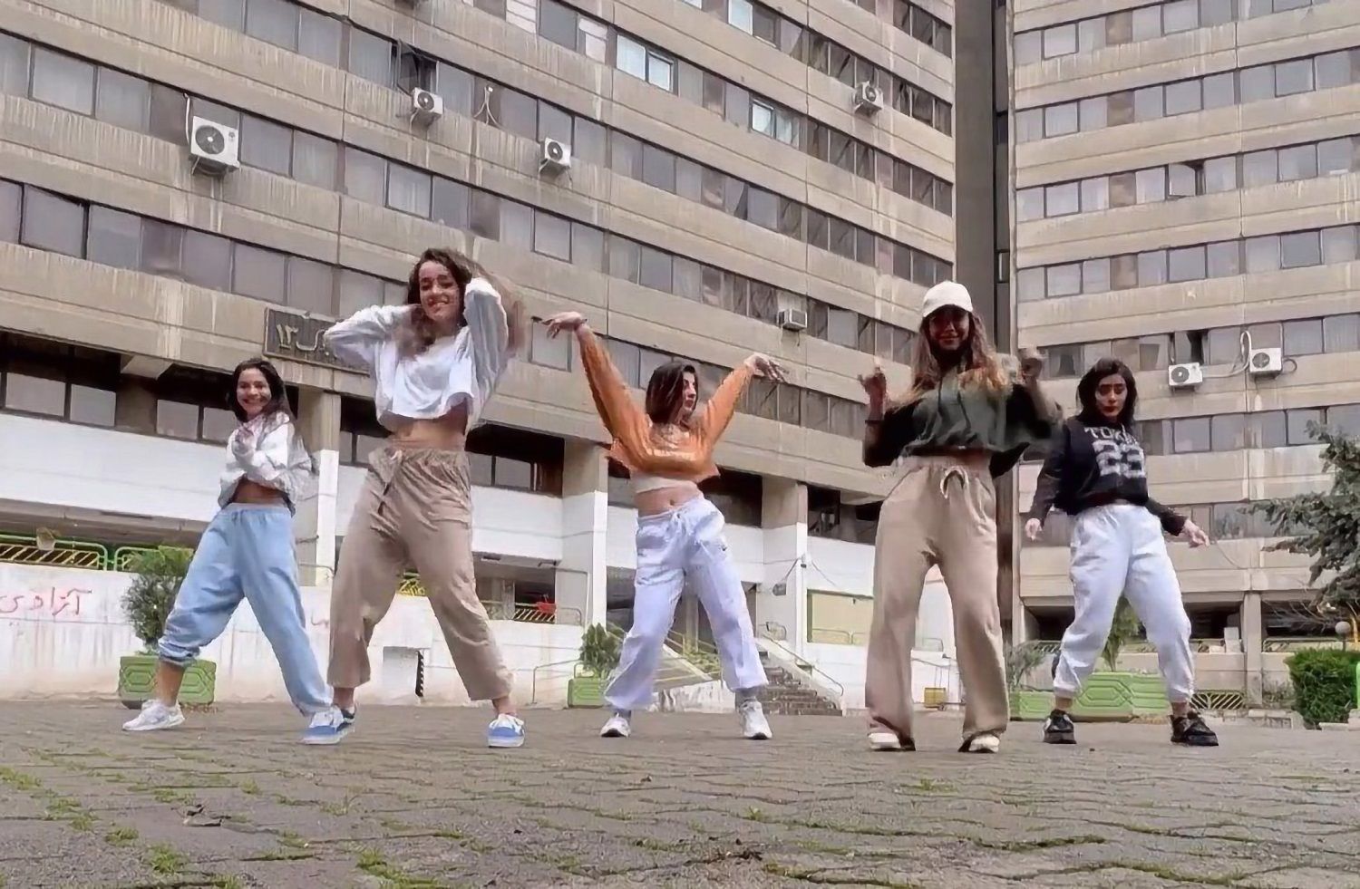 У мережі шириться протест: попри заборону в Ірані п'ятеро дівчат станцювали без хіджабів