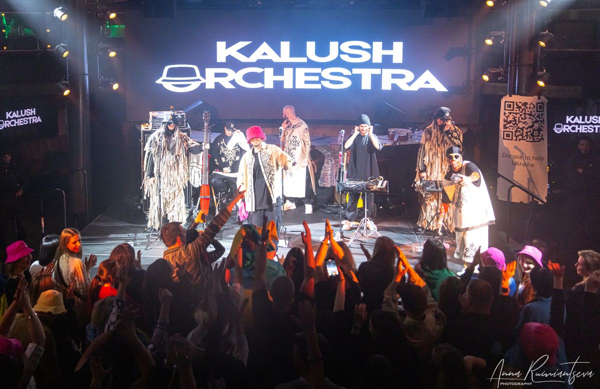 На концерті Kalush Orchestra в США хлопець освідчився своїй коханій і це зняли на відео