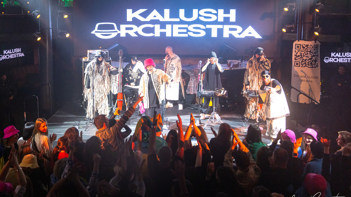 На концерті Kalush Orchestra в США хлопець освідчився своїй коханій і це зняли на відео - фото 1