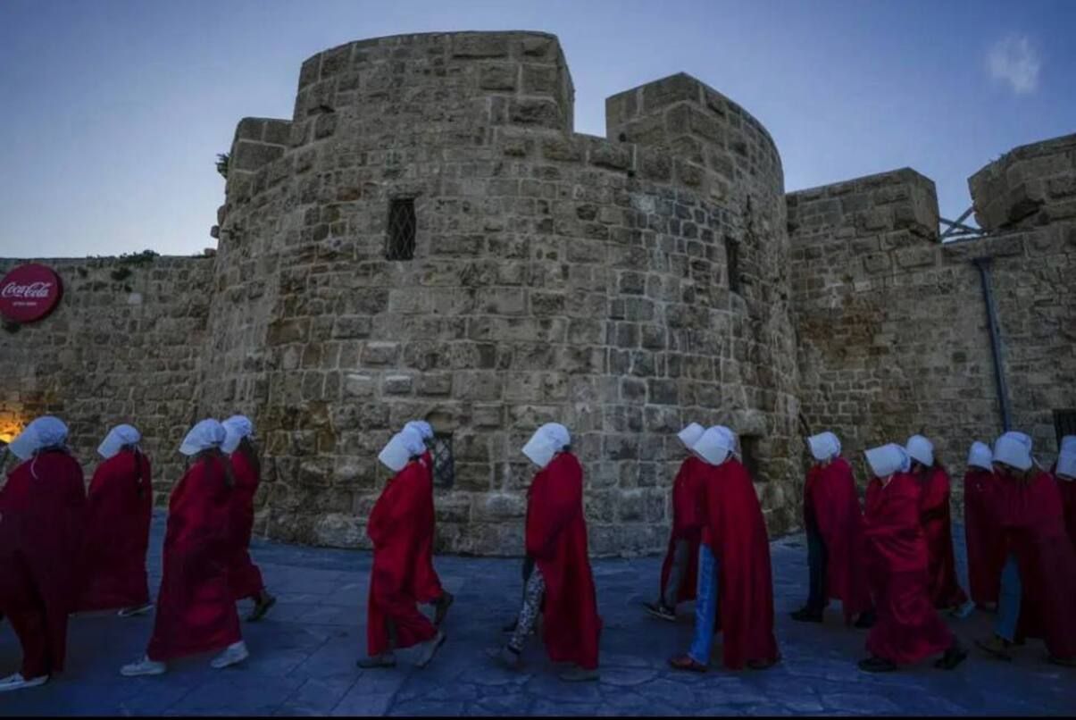 Протест – в Ізраїлі жінки вийшли проти судової реформи у вбраннях з "Оповіді служниці"