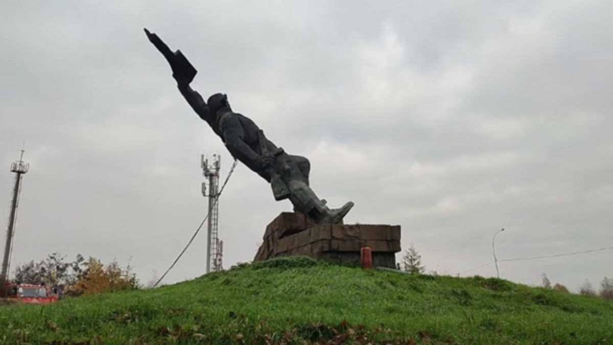 Повалення радянського пам'ятника в центрі Закарпаття - фото 1