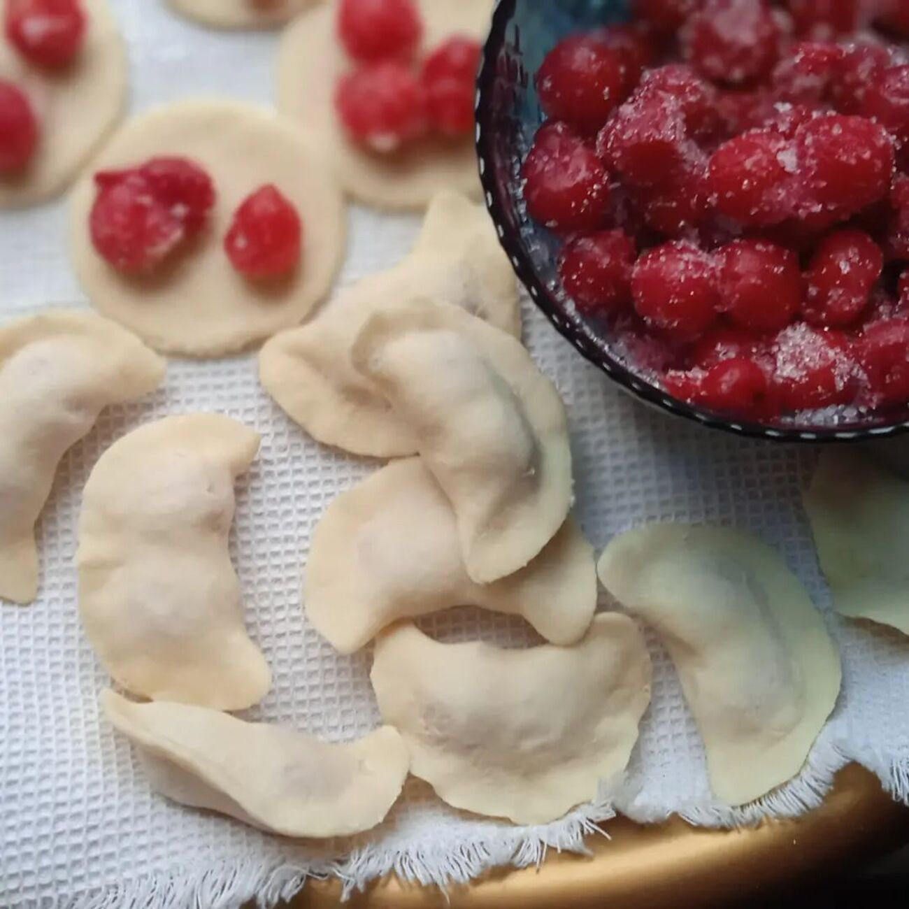 Червоні вареники з вишневим соусом – апетитний рецепт від Володимира Ярославського
