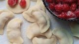 Червоні вареники з вишневим соусом – апетитний рецепт від Володимира Ярославського