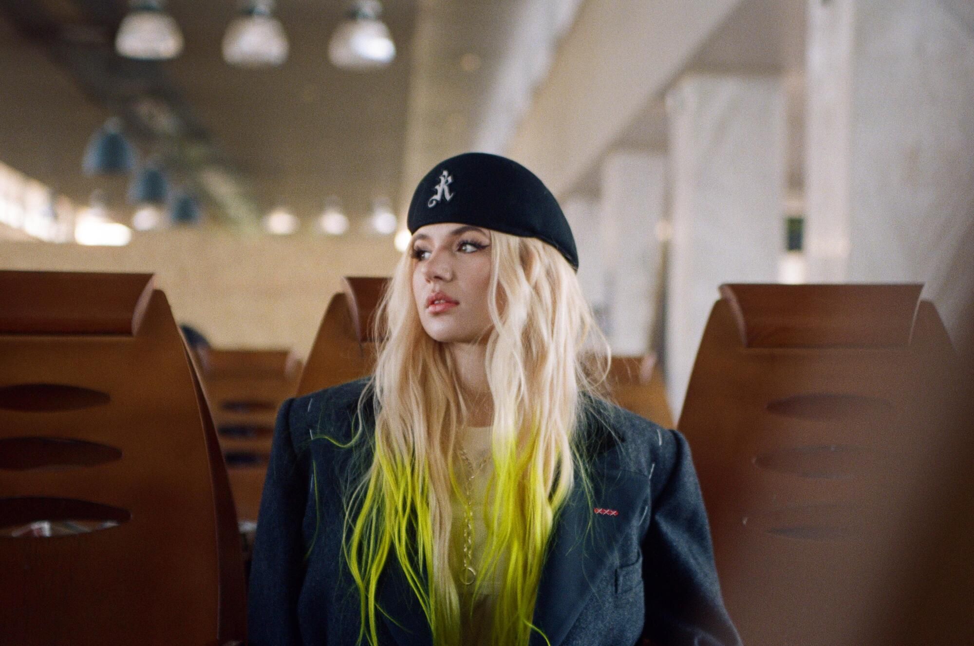 На "до" та "після": співачка Уляна Ройс показала мирне життя у новій роботі - фото 1